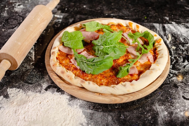 Pizzaiolo prepara pizza en la cocina el chef prepara la masa