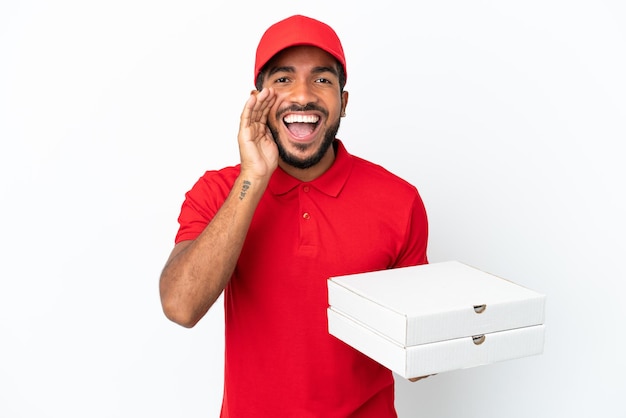 Pizzalieferant, der Pizzakartons aufnimmt, isoliert auf weißem Hintergrund, schreit mit weit geöffnetem Mund