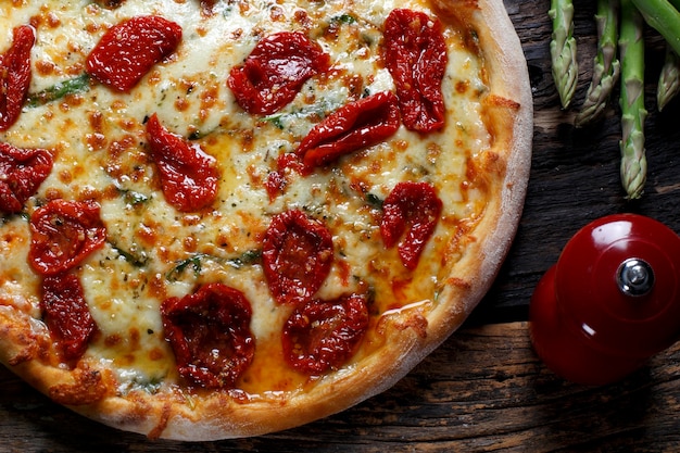 Pizzamozzarella mit getrockneten Tomaten