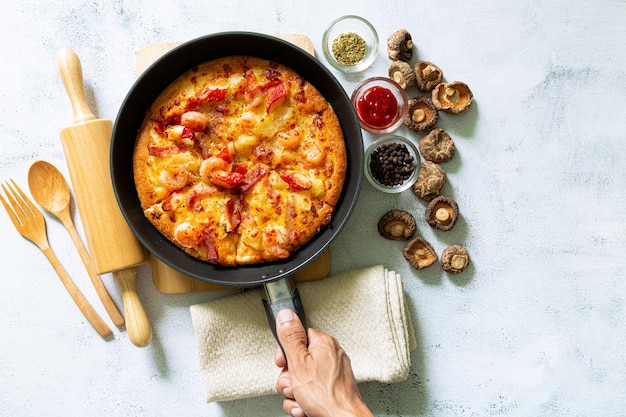 PizzaPizza con rúcula de queso mozzarella de tomate y salsa en banner web de fondo de piedra negra