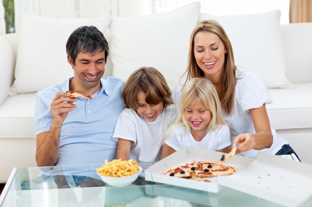 Pizzarias positivas familiares comendo