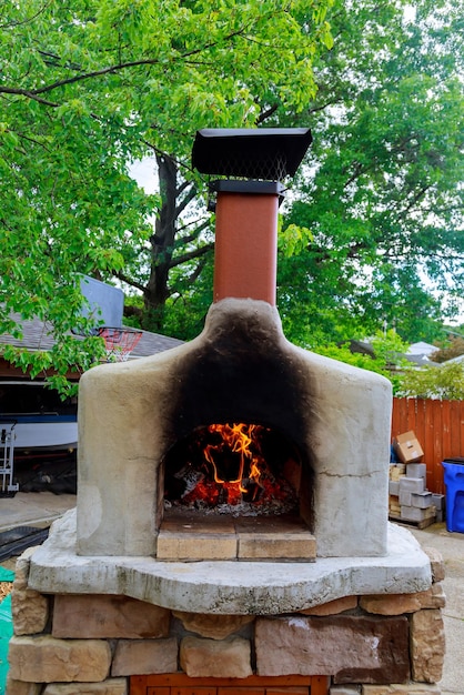 Pizzas al horno en horno de leña abierto.