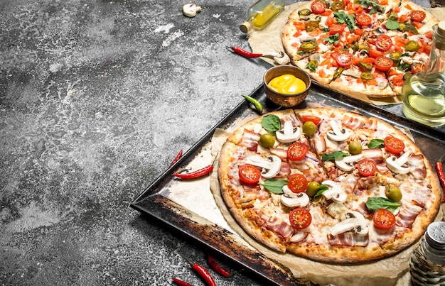 Pizzas frescas con carne y verduras. Sobre un fondo rústico.