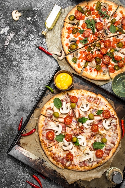 Pizzas frescas con carne y verduras.