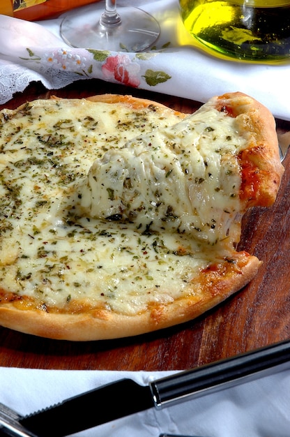 Pizzastück geschmolzener Käse