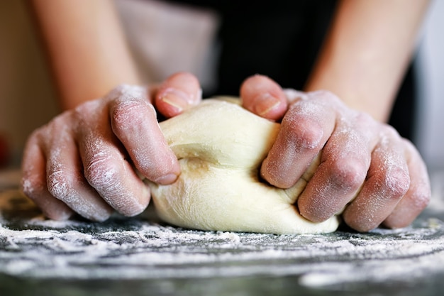 Pizzateig mit der Hand vorbereiten