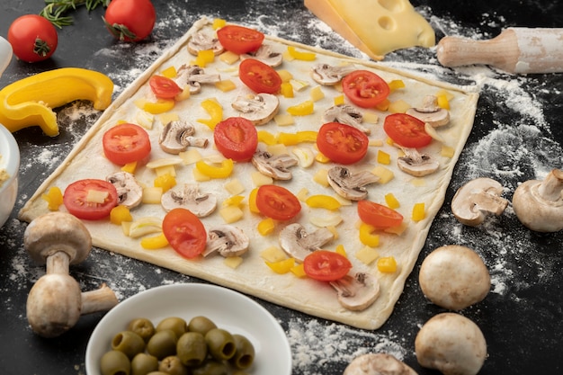 Pizzateig mit Tomaten hoher Winkel