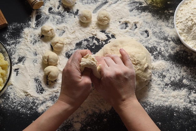 Pizzateig oder Backen auf einem dunkelschwarzen Hintergrund aus Holz Backen Brot Pizza Pasta Draufsicht horizontales Foto