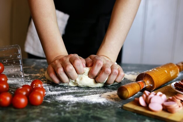 Pizzateig von Hand zubereiten