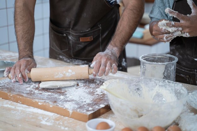 Foto pizzateigzubereitung durch den küchenchef