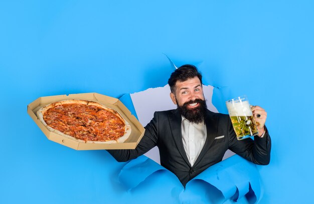 Pizzazeit zufriedener Mann mit Bart und Schnurrbart genießen leckere Pizza und kaltes Bier Fastfood