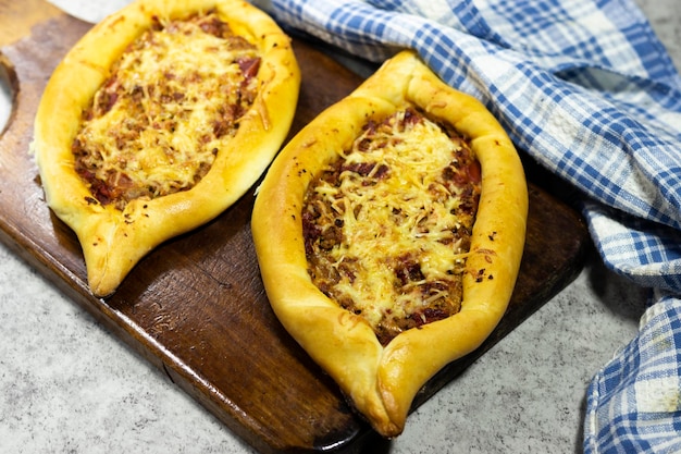 Pizzeria turca tradicional de pizzas assadas turcas de queijo e carne