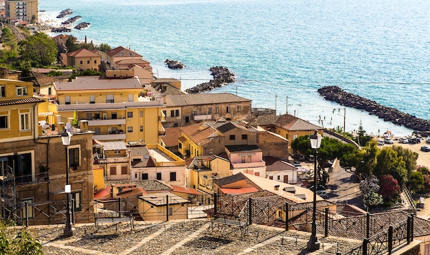 Pizzo Calabro, es un puerto marítimo y una comuna en la provincia de Vibo Valentia (Calabria, sur de Italia), situada en un acantilado que domina el Golfo de Santa Eufemia.