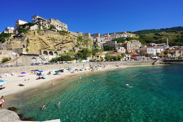 PIZZO CALABRO ITALIA 5 DE SEPTIEMBRE DE 2022 hermoso paisaje marino con agua cristalina de Pizzo Calabro Italia