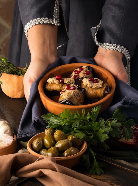 Foto pkhali ist ein traditionelles georgisches gericht aus gehacktem und gehacktem gemüse aus kohl oder auberginen