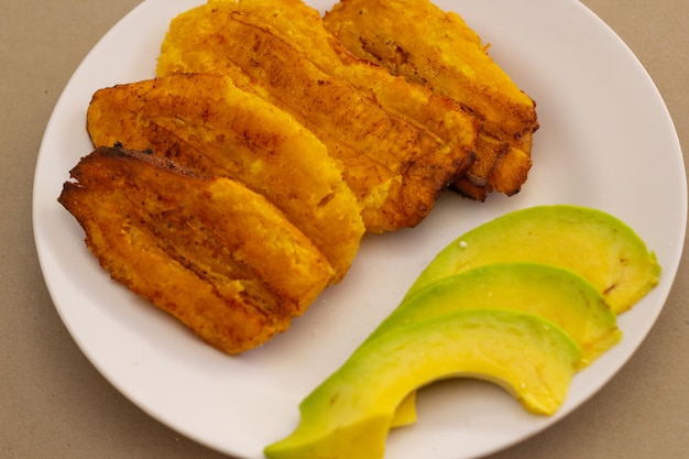 Pl¡tanos fritos con aguacate, comida dominicana, comida de Buffet, menú en casa, vista cerrada