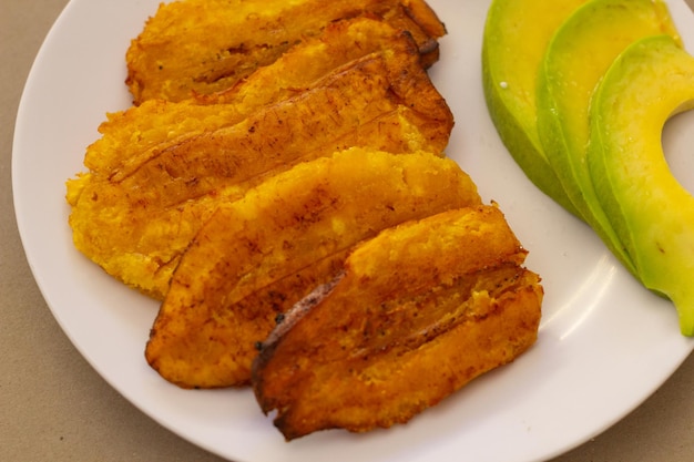 Plã¡tanos fritos con aguacate, comida dominicana, comida de buffet, menãº en casa, vista cerrada