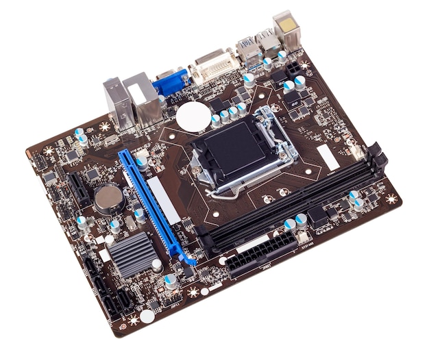 Placa base de computadora aislada sobre fondo blanco sin enfriador de CPU