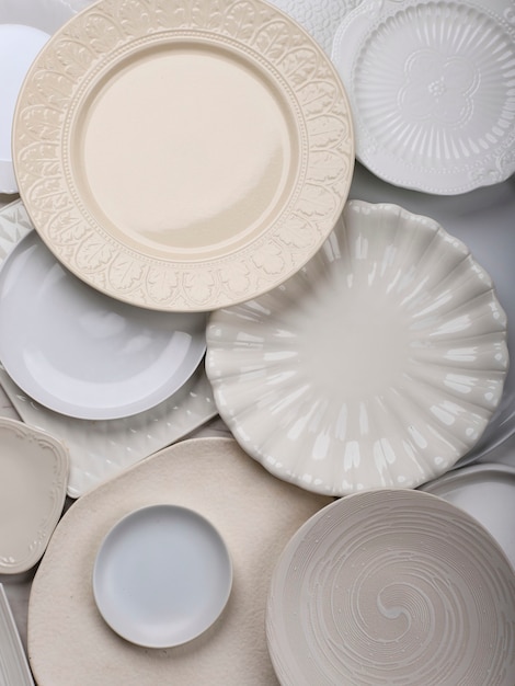 Placa blanca redonda de los apoyos de la comida del diverso tamaño de la vista superior para el anuncio de cerámica