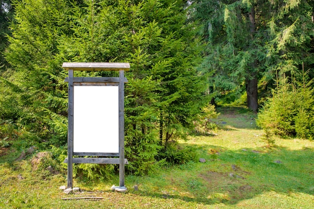 Placa branca em branco no parque verde