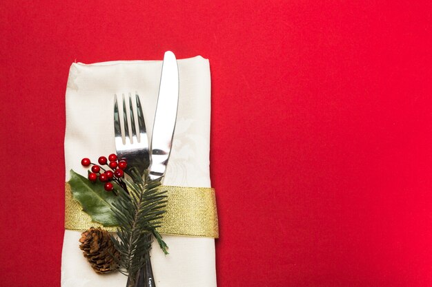 Placa de celebración de año nuevo y navidad como fondo para menú e invitación