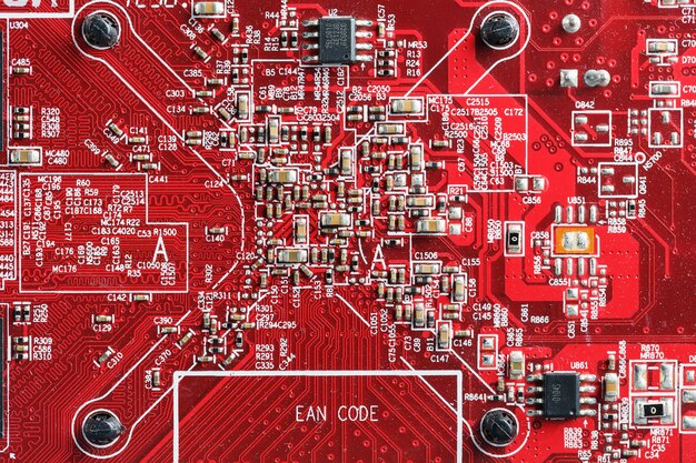 Placa de circuito electrónico de cerca, procesador, chips y condensadores.