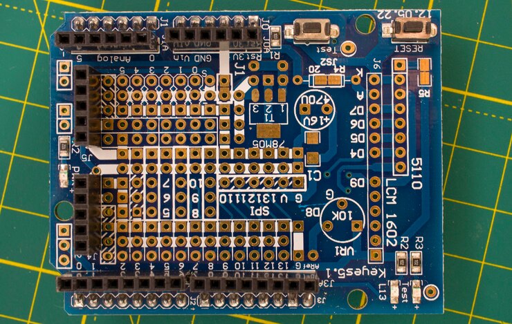 Foto placa de circuito impreso con componentes radioelectrónicos