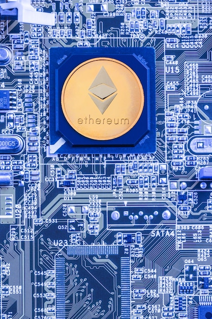 Foto placa de circuito impreso con un procesador y un símbolo de ethereum