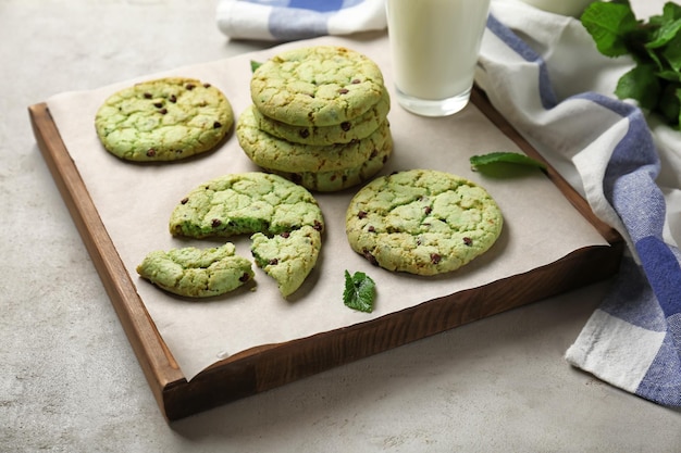 Placa com biscoitos de chocolate com menta na mesa