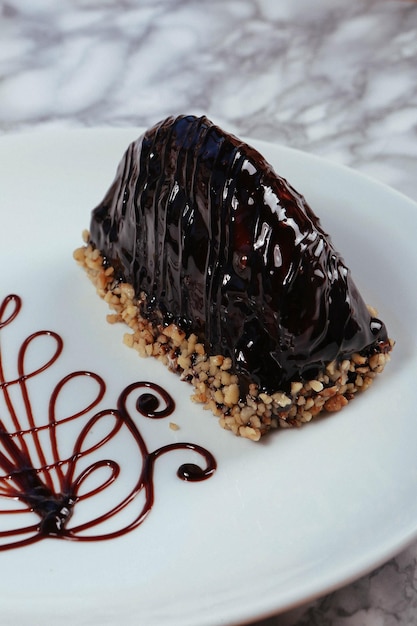 Placa com delicioso bolo na mesa