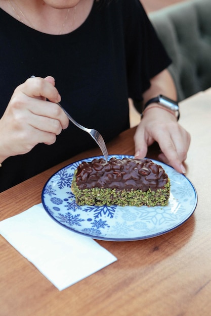 Placa com delicioso bolo na mesa