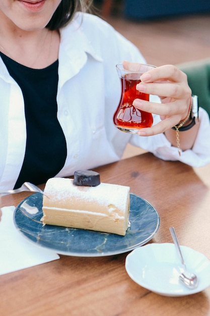 Foto placa com delicioso bolo na mesa