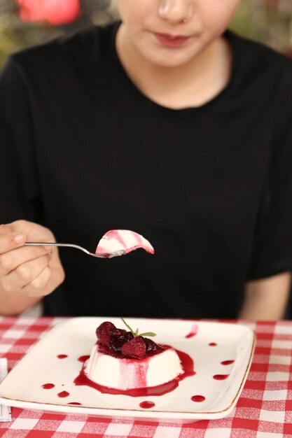 Foto placa com delicioso bolo na mesa