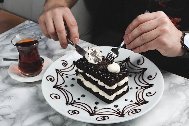 Placa com delicioso bolo na mesa