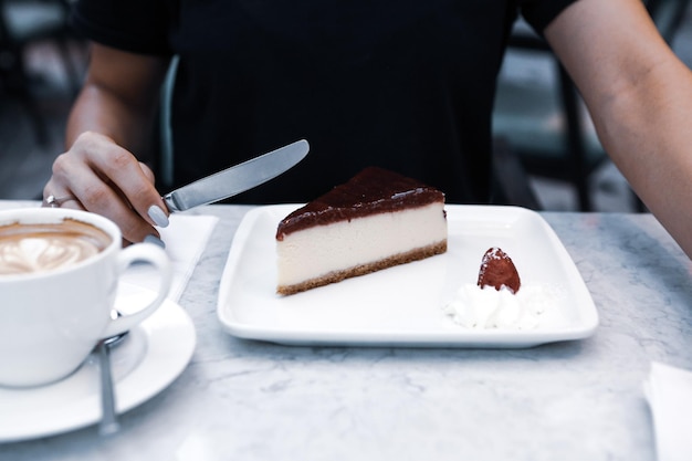 Placa com delicioso bolo na mesa