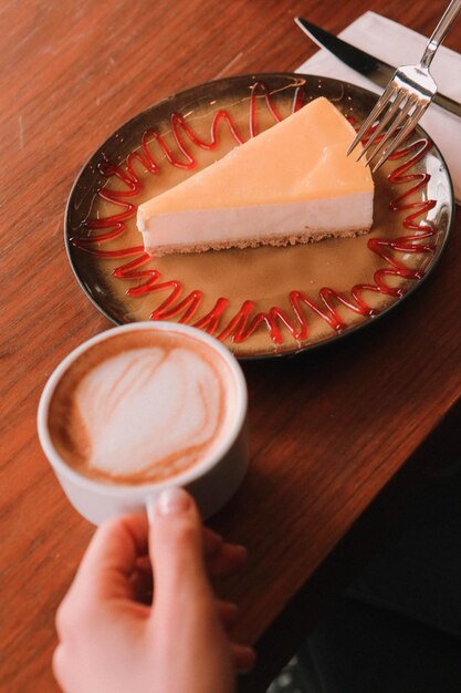 Foto placa com delicioso bolo na mesa