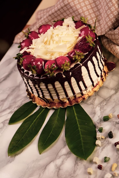 Placa com delicioso bolo na mesa