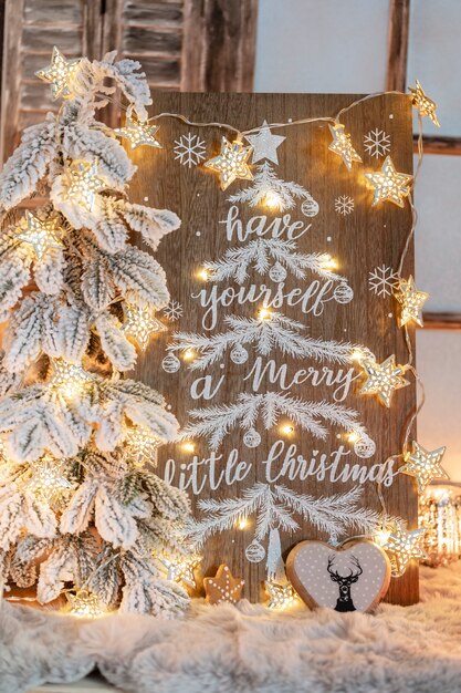 Placa com mensagem de feliz Natal em fundo de madeira.