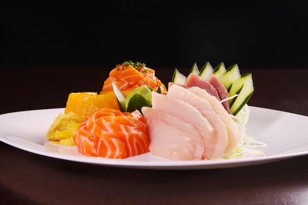 PLACA DE COMIDA JAPONESA EN FONDO DE MADERA.