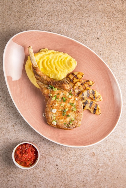 Placa cor-de-rosa e comida assada de domingo Carne assada cozida em um prato branco Jantar de carne assada