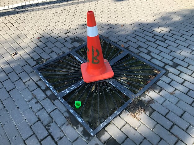 Placa de aço danificada que cobre um buraco na rua da cidade Foco seletivo