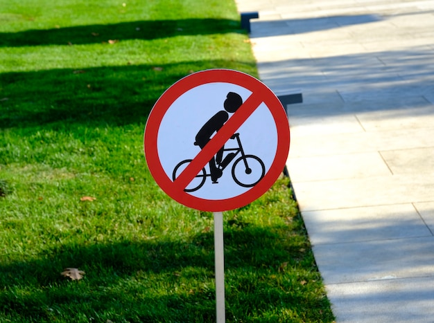 Placa de bicicleta proibida no poste de madeira na entrada do parque.