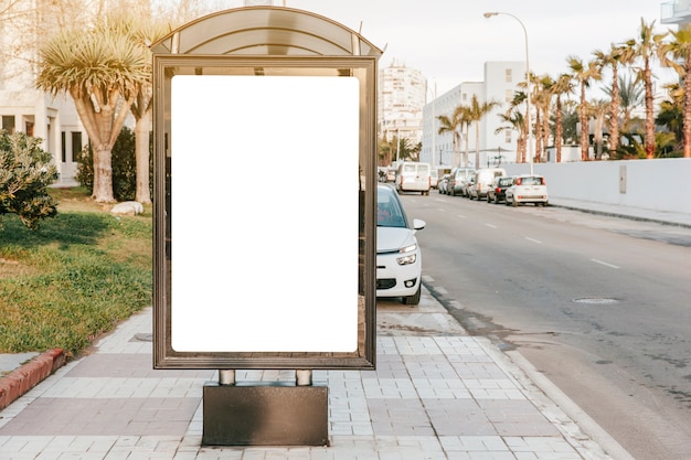 Foto placa de caderno branca vazia na parada de ônibus