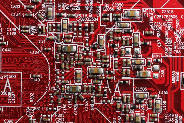 Placa de circuito eletrônico close-up, processador, chips e capacitores.