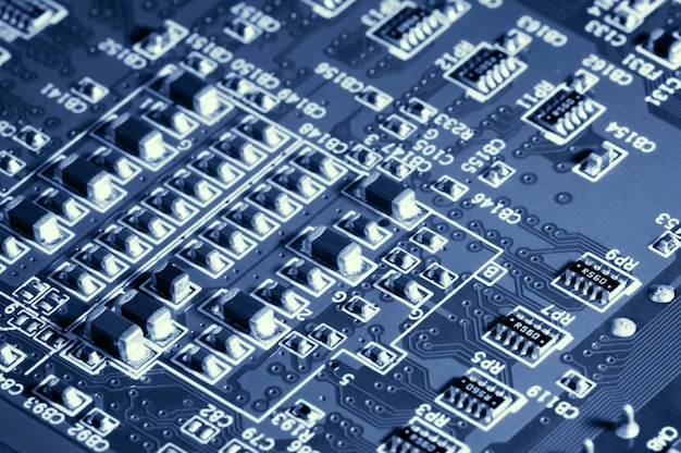 Placa de close-up com micro chips de um aparelho elétrico ou computador. Conceito de tecnologia moderna. Conceito de eletrônica e microchips