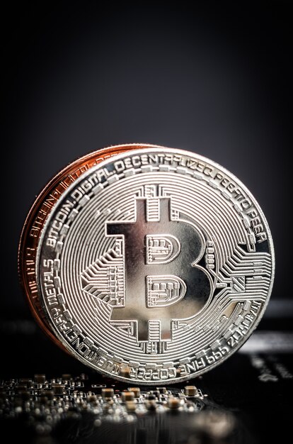 Placa de computador bitcoins prata e cobre brilhantes