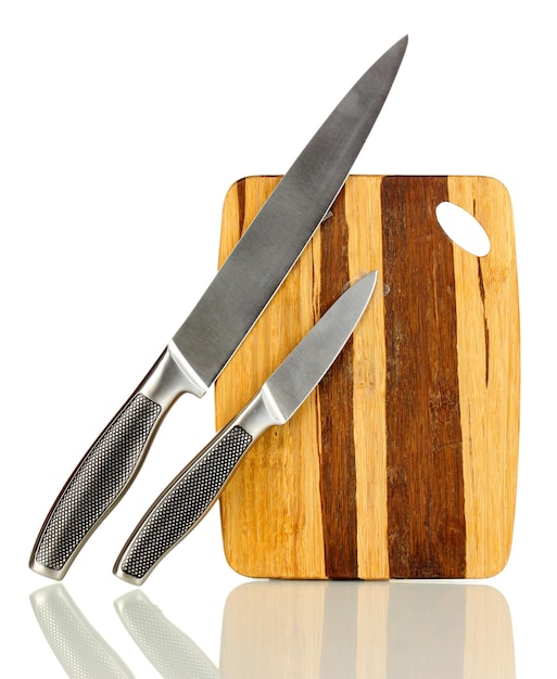 Placa de corte de madeira com facas isoladas em branco