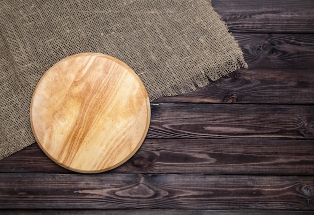 Placa de corte na mesa de madeira