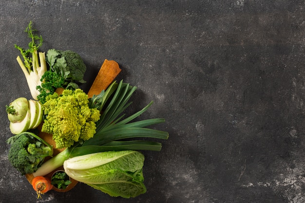 Placa de cozinha com legumes frescos. Vista superior de alimentos saudáveis