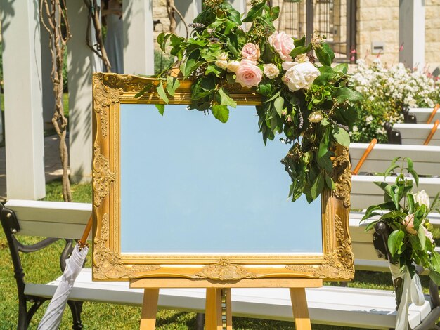 Foto placa de decoração de casamento com flores frescas para placa de inscrição de eventos para informações e con